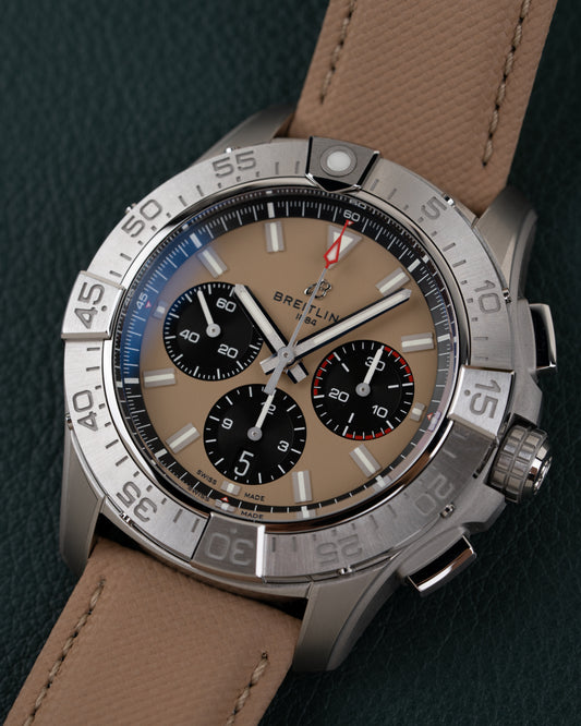 Breitling Avenger AB0147101A1X1 - close-up frontaal onder een hoek met zandkleurige wijzerplaat en zwarte subdials