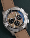 Breitling Avenger AB0147101A1X1 - frontaal aanzicht met beige textielband en gedraaide bezel