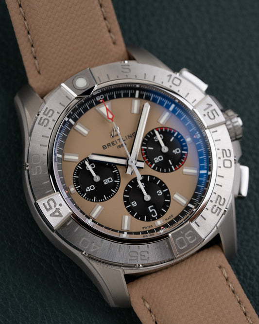 Breitling Avenger AB0147101A1X1 - frontaal aanzicht met beige textielband en gedraaide bezel
