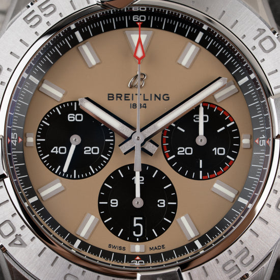 Breitling Avenger AB0147101A1X1 - macro close-up van de wijzerplaat met datumvenster op 6 uur