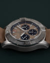 Breitling Avenger AB0147101A1X1 - zijaanzicht met kast en gekartelde bezelrand