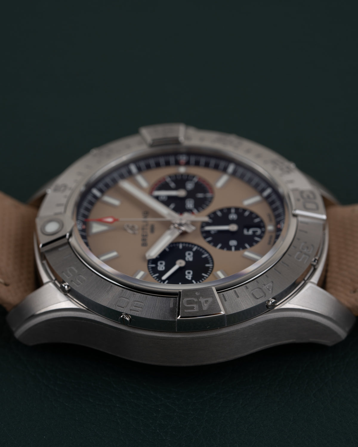Breitling Avenger AB0147101A1X1 - zijaanzicht met kast en gekartelde bezelrand