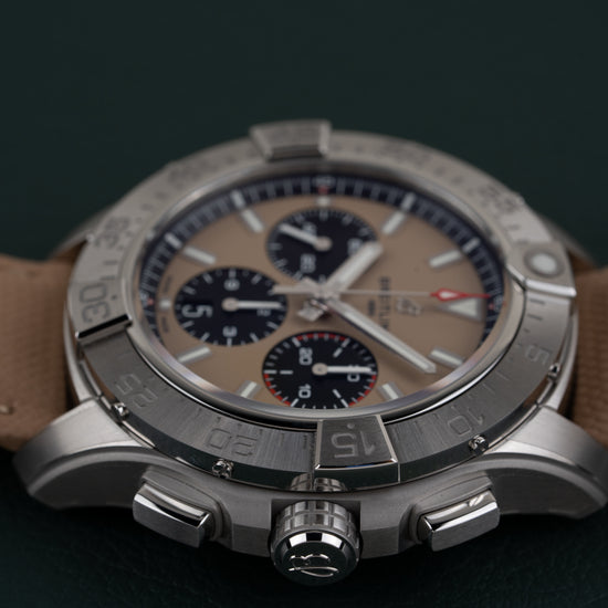 Breitling Avenger AB0147101A1X1 - zijaanzicht met gegroefde kroon en drukknoppen