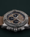 Breitling Avenger AB0147101A1X1 - zijaanzicht met gegroefde kroon en drukknoppen