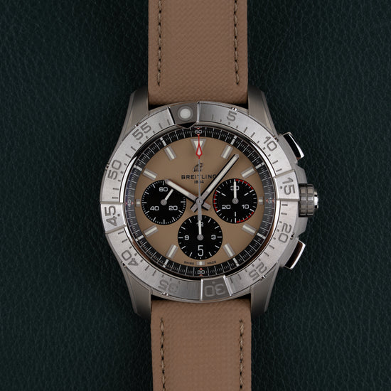 Breitling Avenger AB0147101A1X1 - volledig horloge recht van boven met beige textielband