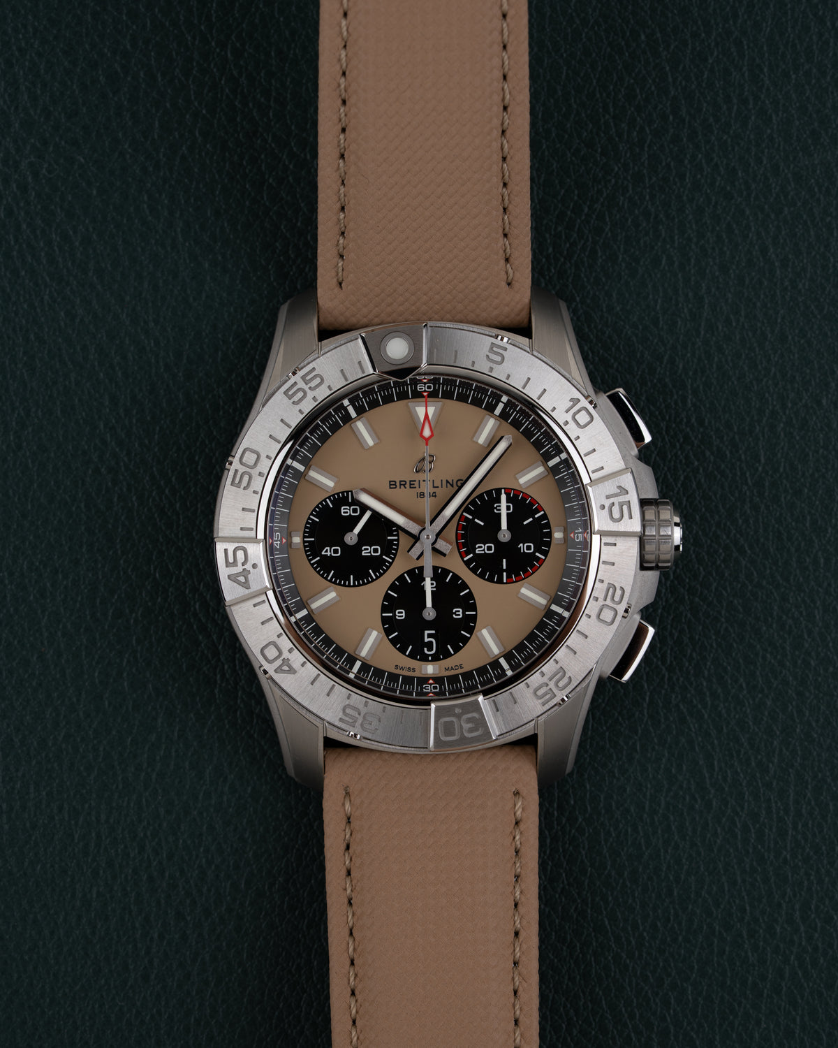 Breitling Avenger AB0147101A1X1 - volledig horloge recht van boven met beige textielband