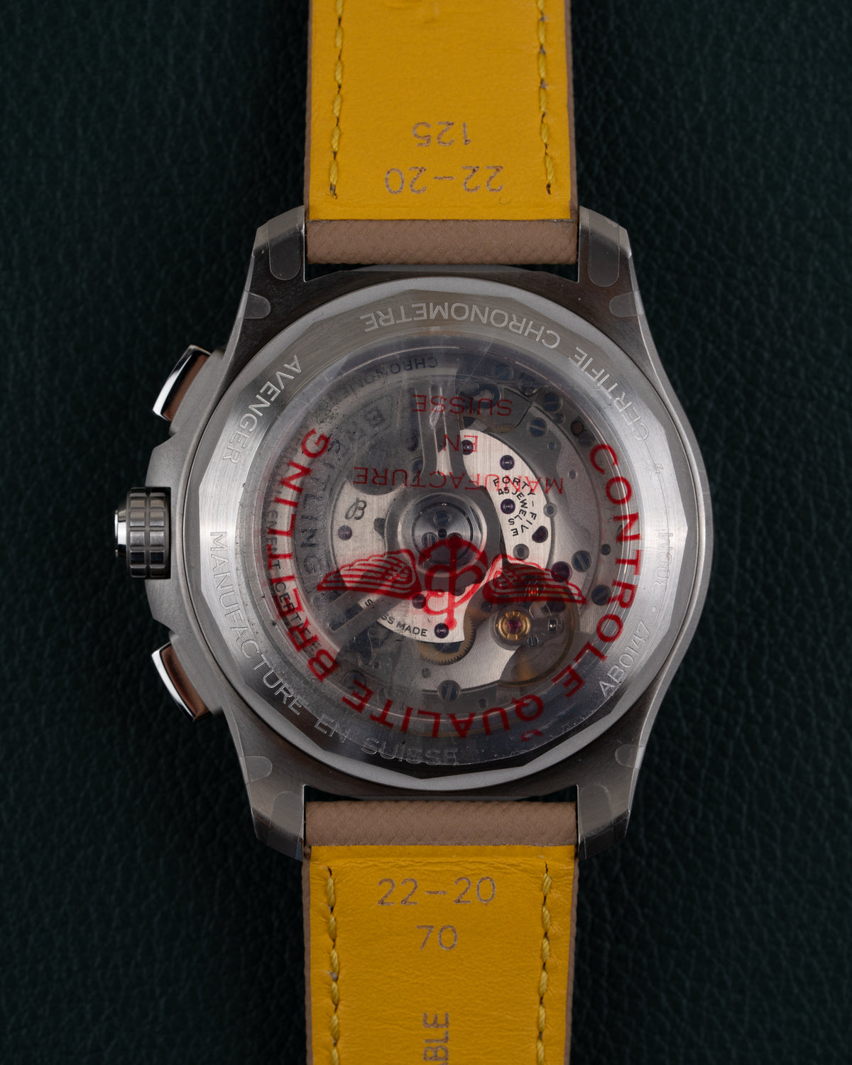 Breitling Avenger AB0147101A1X1 - doorzichtige caseback met zicht op het uurwerk