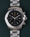 Breitling Avenger Chronograph 45 A13317101B1A1 - Volledig horloge recht van boven met zwarte wijzerplaat, gegroefde bezel en stalen schakelband
