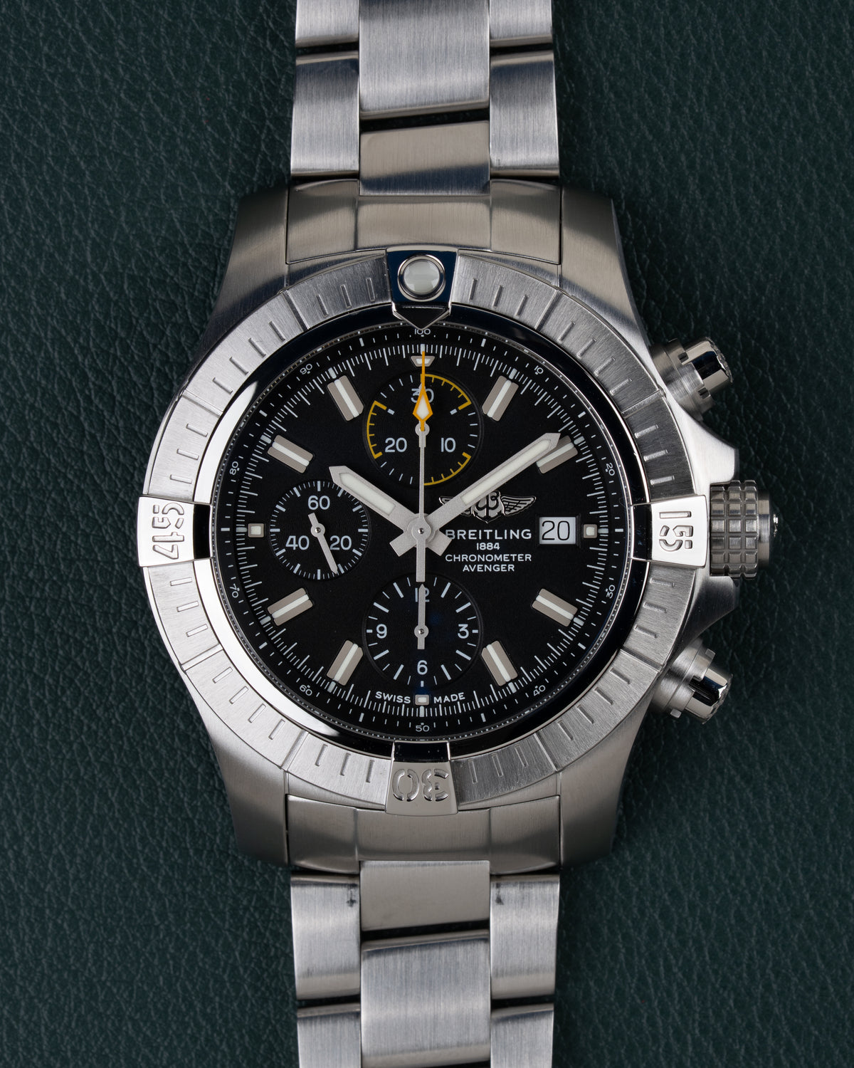 Breitling Avenger Chronograph 45 A13317101B1A1 - Volledig horloge recht van boven met zwarte wijzerplaat, gegroefde bezel en stalen schakelband