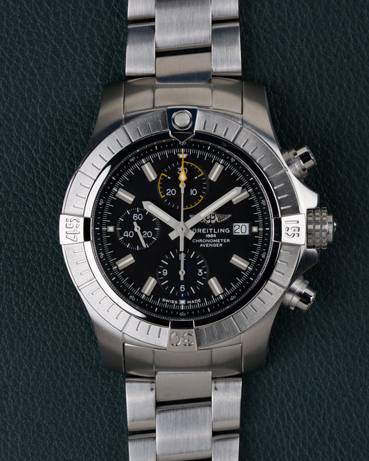 Breitling Avenger Chronograph 45 A13317101B1A1 - Volledig horloge recht van boven met zwarte wijzerplaat, gegroefde bezel en stalen schakelband