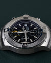 Breitling Avenger Chronograph 45 A13317101B1A1 - Bovenaanzicht met de kroon en drukkers boven de kast en de wijzerplaat recht van voren