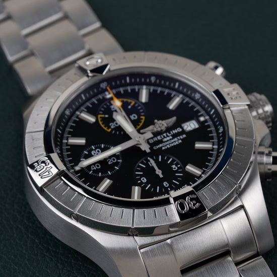 Breitling Avenger Chronograph 45 A13317101B1A1 - Frontaal aanzicht onder een hoek met de kroon en drukkers rechts en de schakelband schuin naar boven