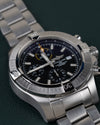Breitling Avenger Chronograph 45 A13317101B1A1 - Frontaal aanzicht onder een hoek met de kroon en drukkers rechts en de schakelband schuin naar boven