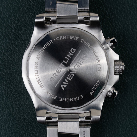 Breitling Avenger Chronograph 45 A13317101B1A1 - Achterkant van de kast met gegraveerde Breitling Avenger-tekst