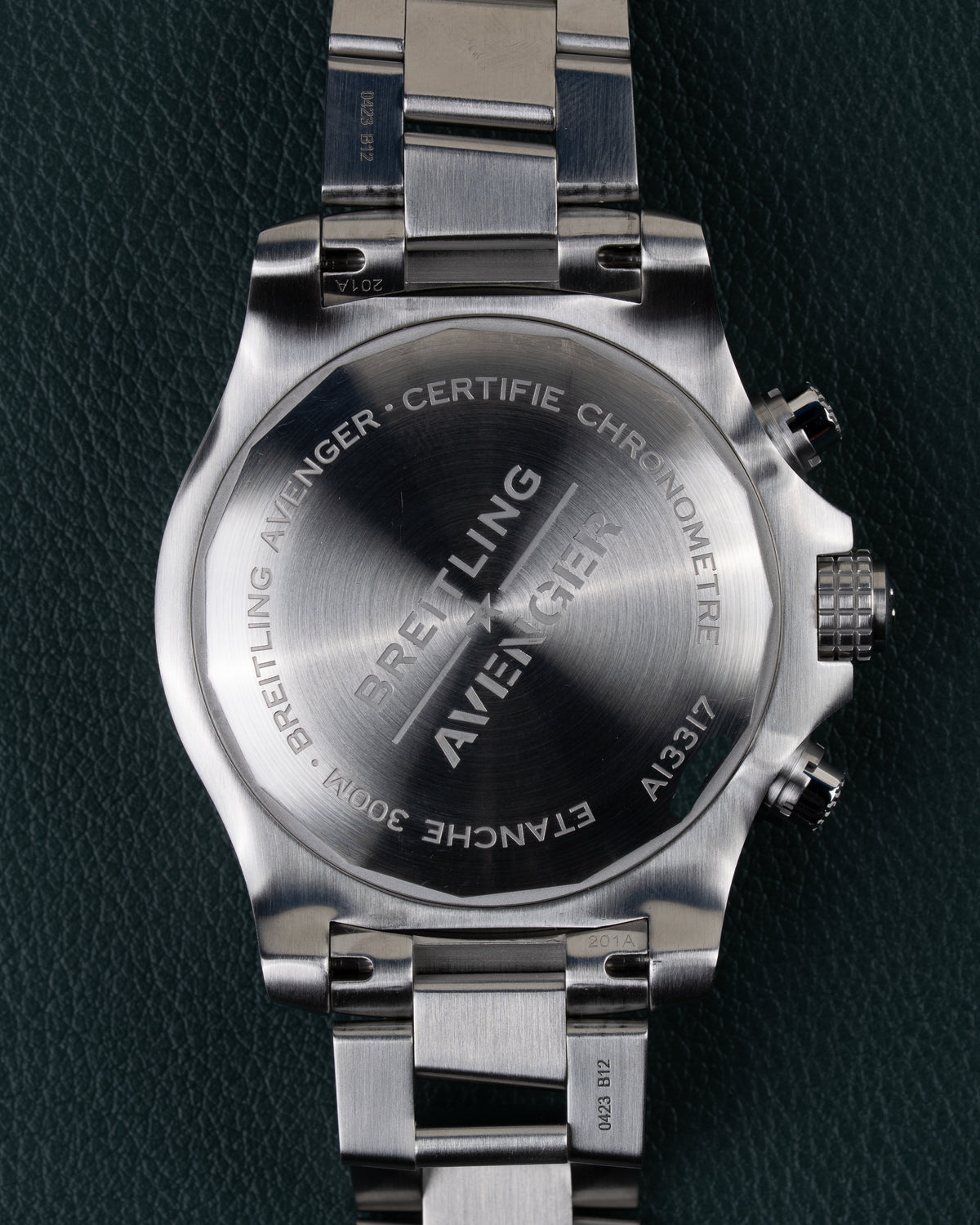Breitling Avenger Chronograph 45 A13317101B1A1 - Achterkant van de kast met gegraveerde Breitling Avenger-tekst