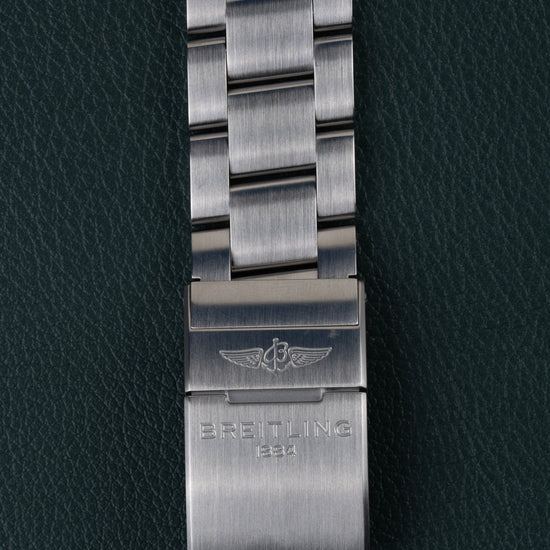 Breitling Avenger Chronograph 45 A13317101B1A1 - Close-up van de vouwsluiting met Breitling-logo en tekst op de stalen schakelband