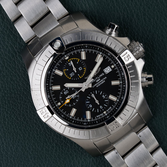 Breitling Avenger Chronograph 45 A13317101B1A1 - Frontaal aanzicht onder een hoek met de kroon en drukkers rechts