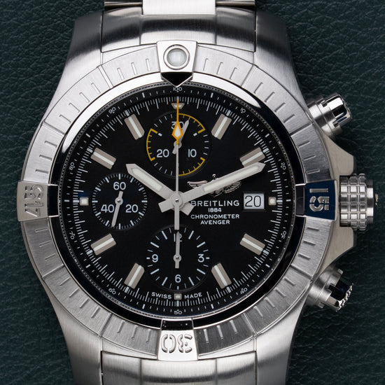 Breitling Avenger Chronograph 45 A13317101B1A1 - Frontale close-up recht van voren met datumvenster op 3 uur en de drie subwijzerplaten