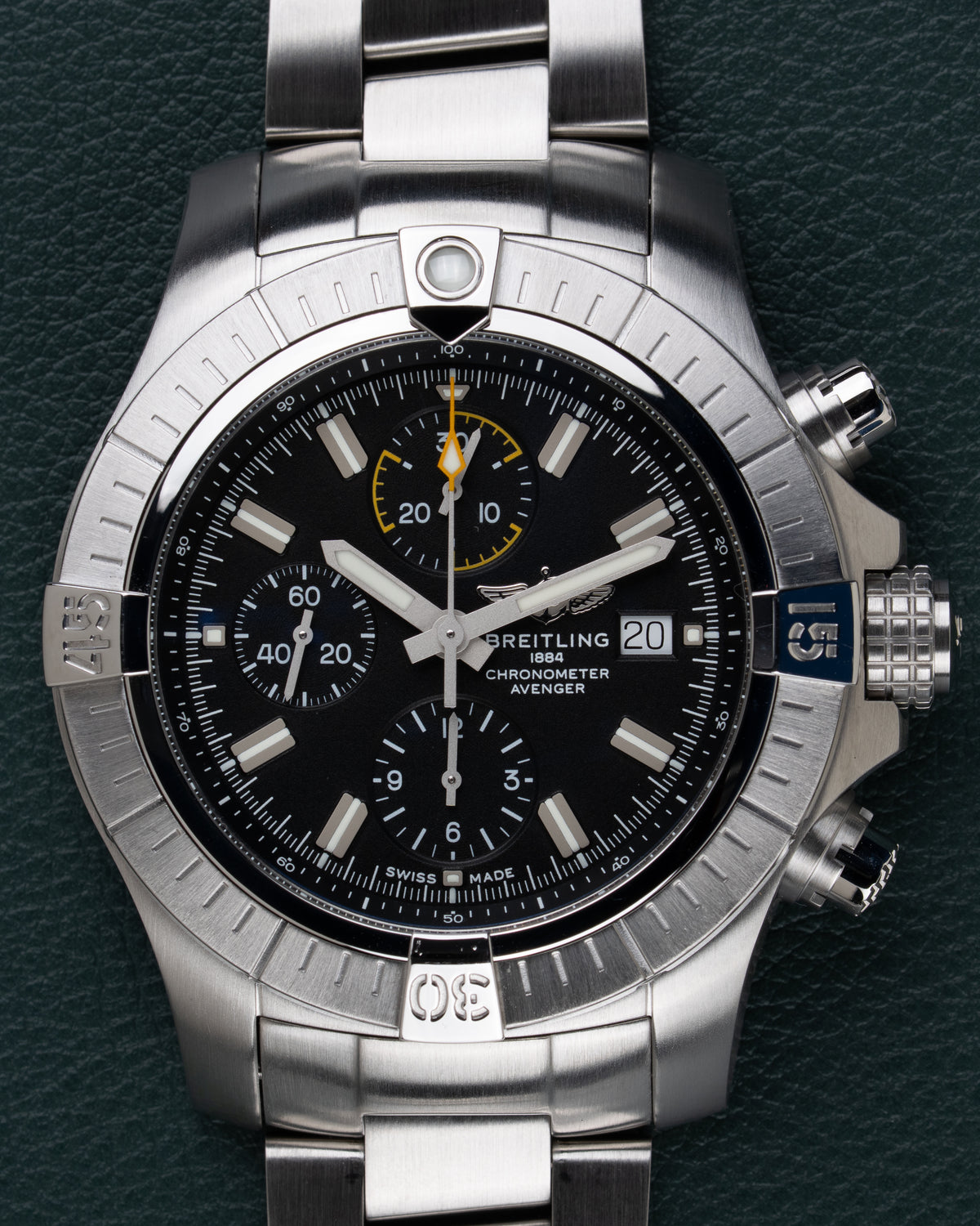 Breitling Avenger Chronograph 45 A13317101B1A1 - Frontale close-up recht van voren met datumvenster op 3 uur en de drie subwijzerplaten
