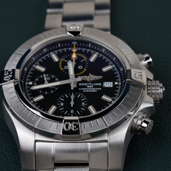 Breitling Avenger Chronograph 45 A13317101B1A1 - Frontale close-up recht van voren met de gegroefde bezel scherp in beeld