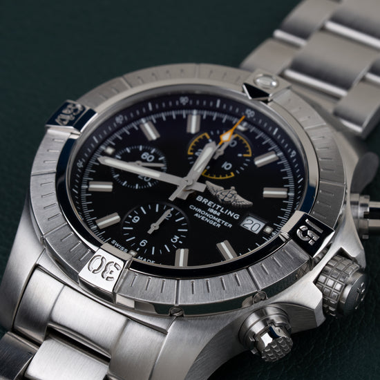 Breitling Avenger Chronograph 45 A13317101B1A1 - Frontaal aanzicht onder een steile hoek met de kroon en drukkers rechts en de schakelband schuin naar boven