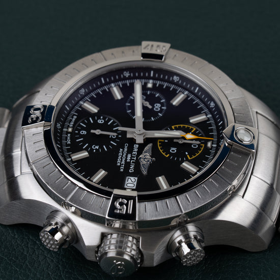 Breitling Avenger Chronograph 45 A13317101B1A1 - Ondersteboven aanzicht met de kroon en drukkers onderaan de kast