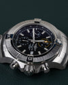 Breitling Avenger Chronograph 45 A13317101B1A1 - Ondersteboven aanzicht met de kroon en drukkers onderaan de kast
