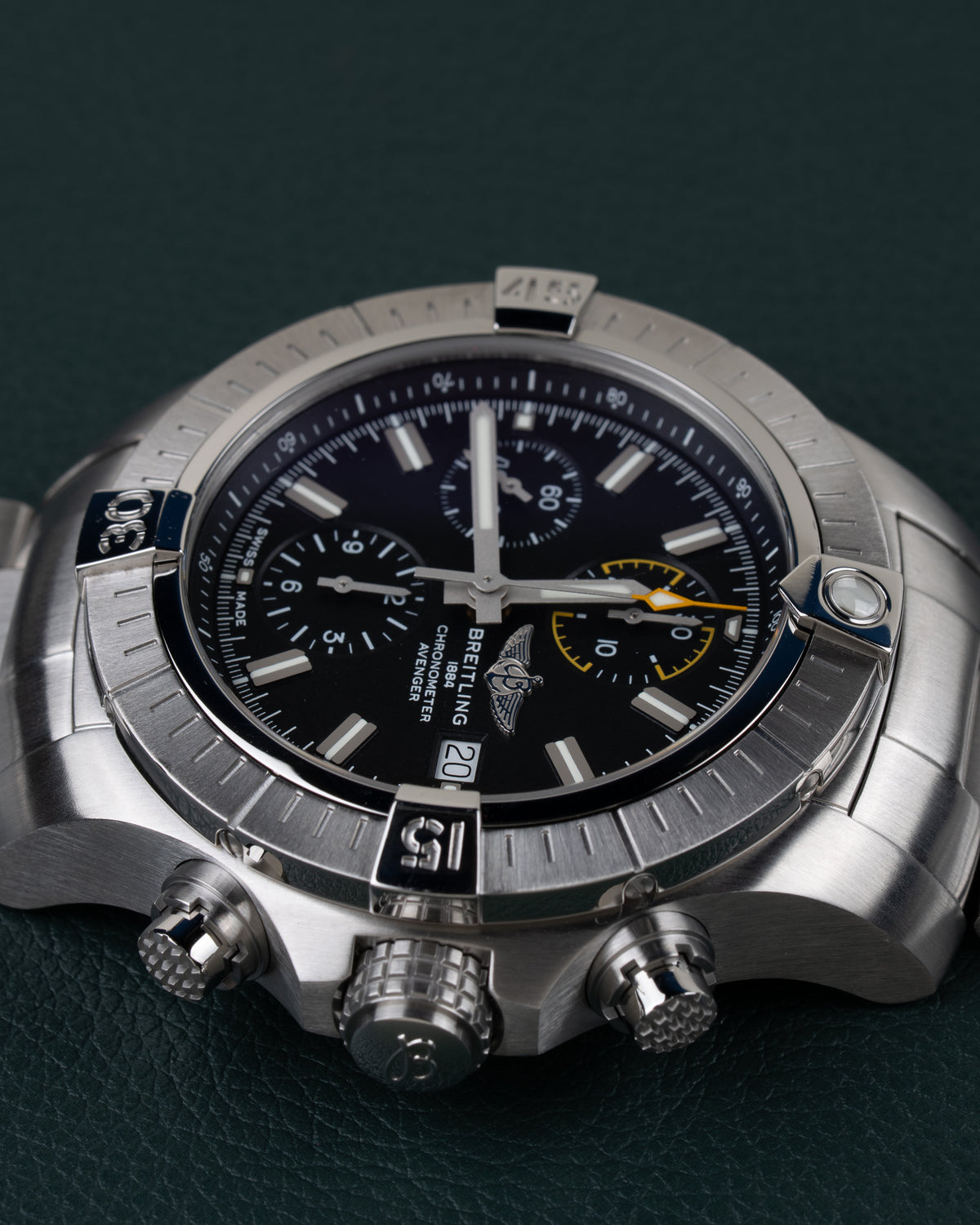 Breitling Avenger Chronograph 45 A13317101B1A1 - Ondersteboven aanzicht met de kroon en drukkers onderaan de kast