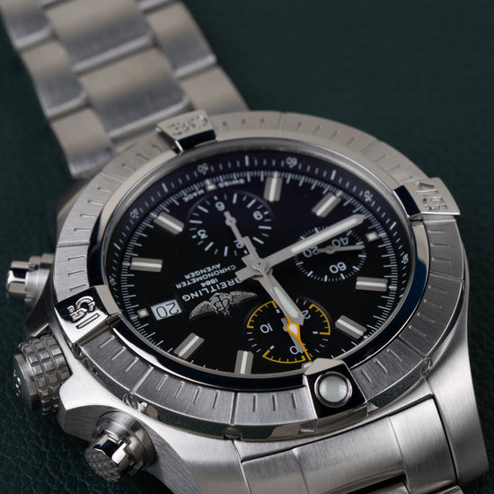 Breitling Avenger Chronograph 45 A13317101B1A1 - Frontaal aanzicht ondersteboven met de kroon en drukkers aan de linkerzijde