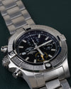 Breitling Avenger Chronograph 45 A13317101B1A1 - Frontaal aanzicht ondersteboven met de kroon en drukkers aan de linkerzijde