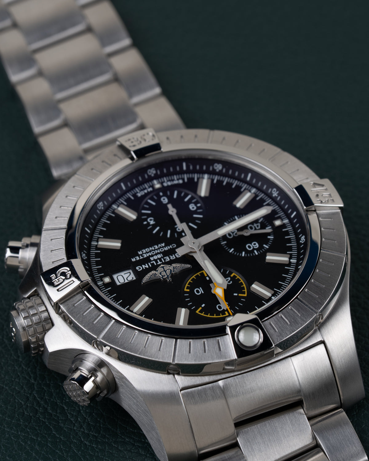 Breitling Avenger Chronograph 45 A13317101B1A1 - Frontaal aanzicht ondersteboven met de kroon en drukkers aan de linkerzijde