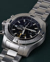 Breitling Avenger Chronograph 45 A13317101B1A1 - Bovenaanzicht ondersteboven onder een hoek met de kroon en drukkers aan de linkerzijde