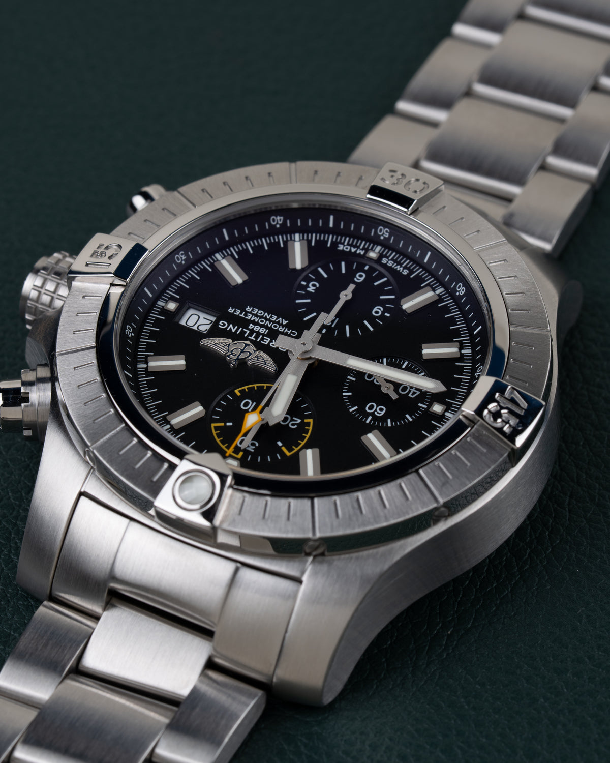 Breitling Avenger Chronograph 45 A13317101B1A1 - Bovenaanzicht ondersteboven onder een hoek met de kroon en drukkers aan de linkerzijde
