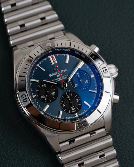 Breitling Chronomat AB0134101C1A1 - frontaal aanzicht met blauwe wijzerplaat en tachymeterschaal