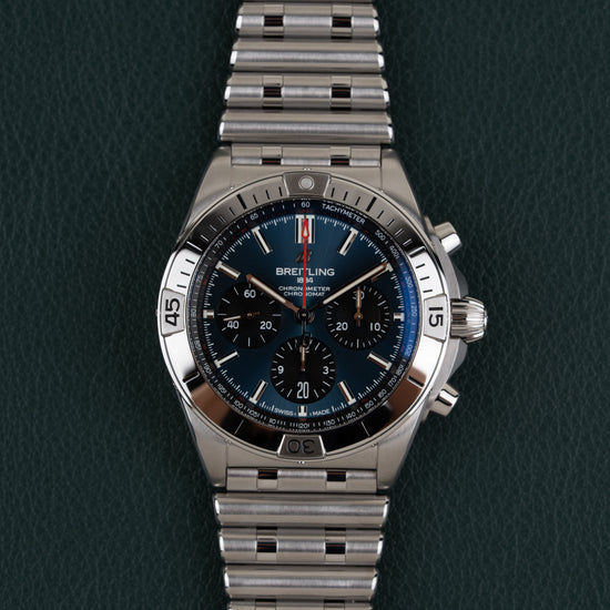 Breitling Chronomat AB0134101C1A1 - volledig horloge recht van boven met Rouleaux armband