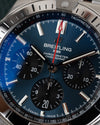 Breitling Chronomat AB0134101C1A1 - macro close-up van de wijzerplaat met datumvenster op 6 uur