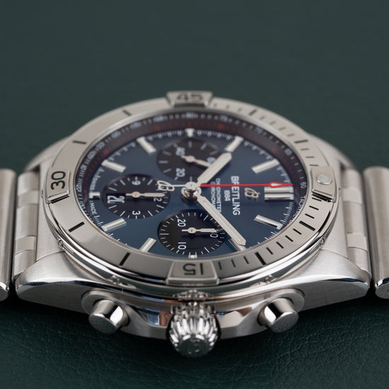 Breitling Chronomat AB0134101C1A1 - onderaanzicht met gegroefde kroon en drukknoppen