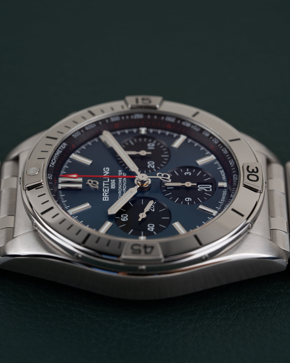 Breitling Chronomat AB0134101C1A1 - zijaanzicht met bezel en kroon aan de linkerzijde