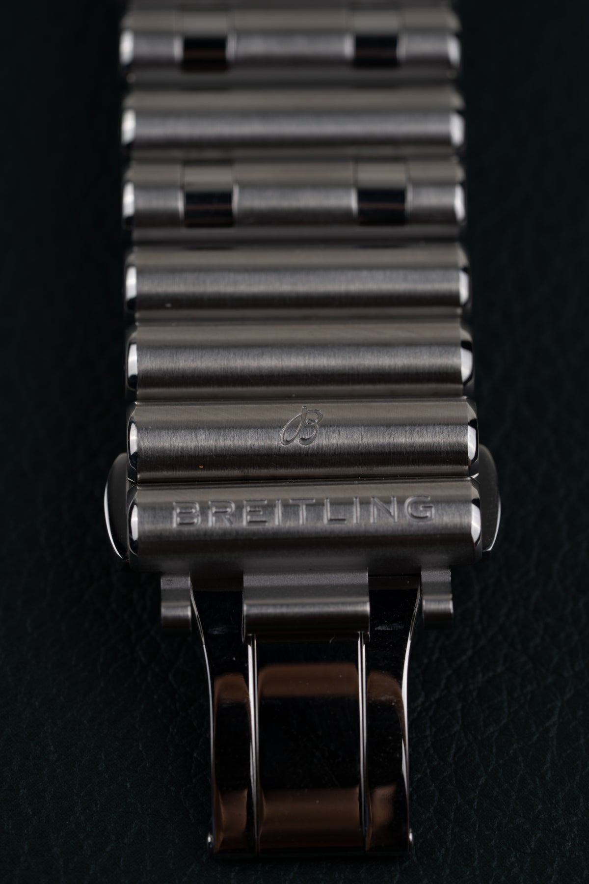 Breitling Chronomat AB0134101C1A1 - close-up van de vouwsluiting met Breitling gravure