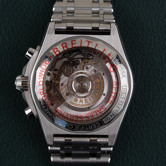 Breitling Chronomat AB0134101C1A1 - doorzichtige caseback met zicht op het uurwerk
