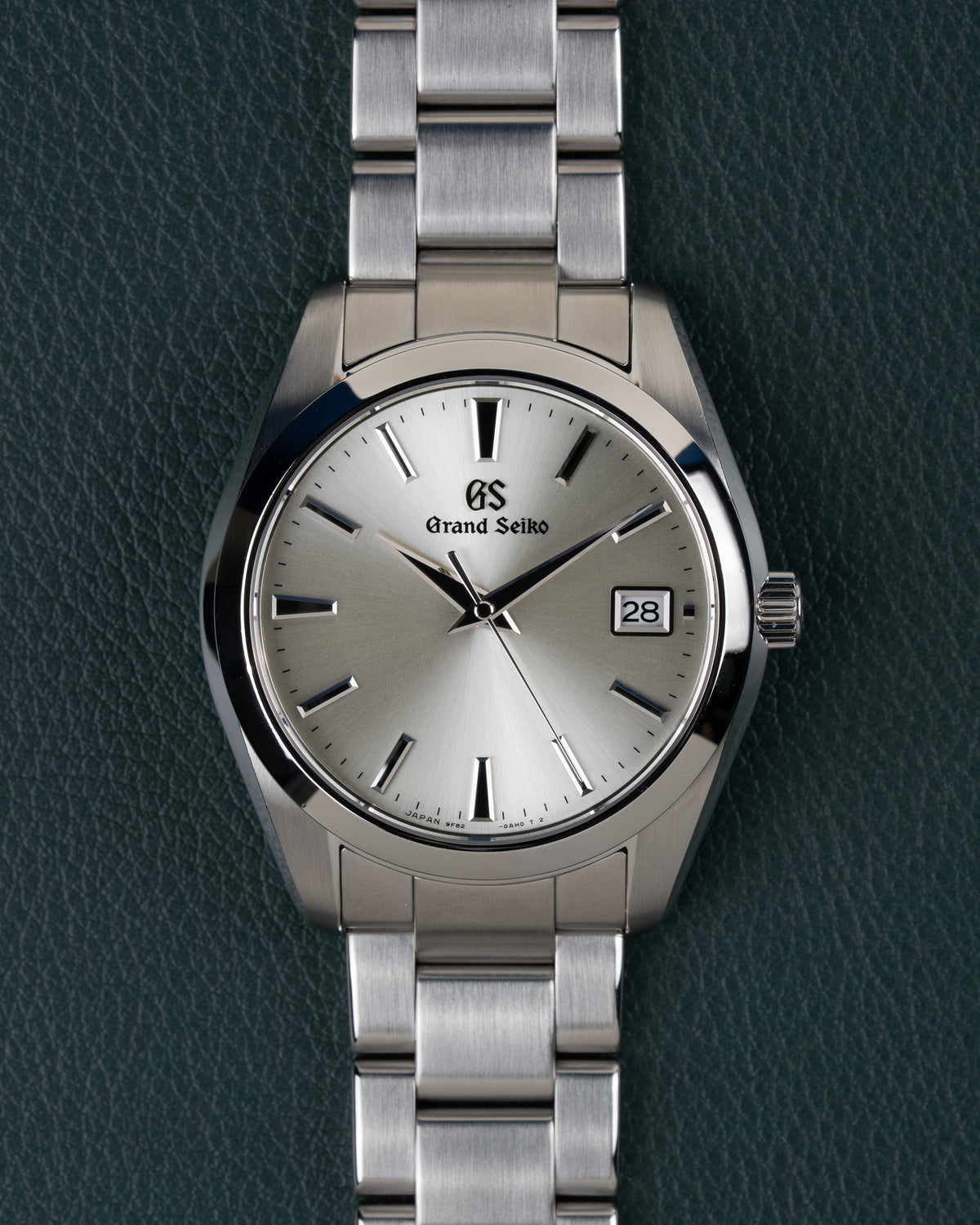 Grand Seiko Heritage Collection SBGV221 - Volledig horloge recht van boven met zilverkleurige wijzerplaat en stalen schakelband