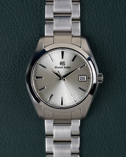 Grand Seiko Heritage Collection SBGV221 - Volledig horloge recht van boven met zilverkleurige wijzerplaat en stalen schakelband