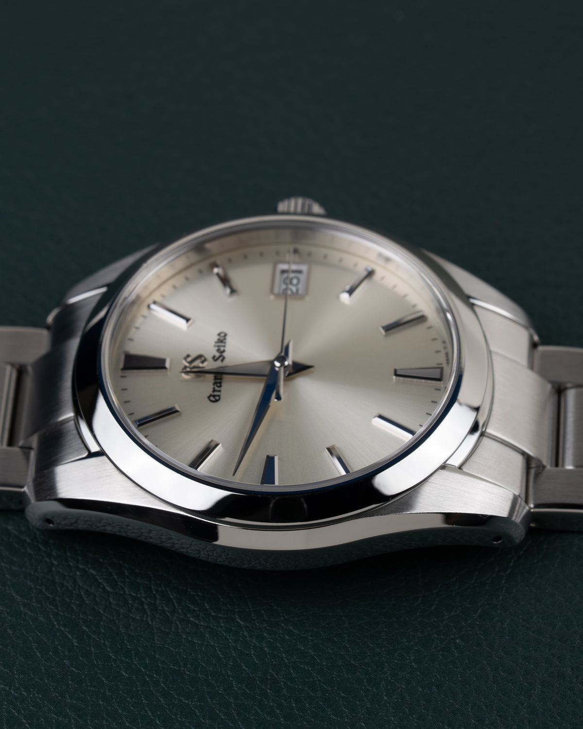 Grand Seiko Heritage Collection SBGV221 - Bovenaanzicht met de kroon boven de kast en het datumvenster op 12 uur