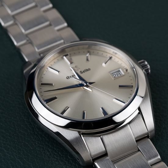 Grand Seiko Heritage Collection SBGV221 - Frontale close-up onder een hoek met de kroon aan de rechterzijde