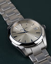 Grand Seiko Heritage Collection SBGV221 - Frontale close-up onder een hoek met de kroon aan de rechterzijde