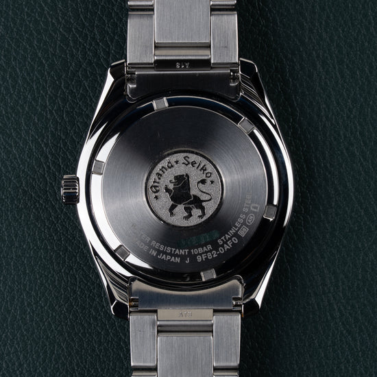 Grand Seiko Heritage Collection SBGV221 - Achterkant van de kast met het gegraveerde Grand Seiko-leeuwlogo