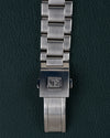 Grand Seiko Heritage Collection SBGV221 - Close-up van de vouwsluiting met GS-logo op de stalen schakelband