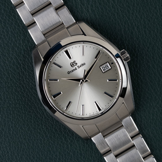 Grand Seiko Heritage Collection SBGV221 - Frontaal aanzicht onder een hoek met zilverkleurige wijzerplaat en de kroon rechts