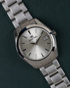Grand Seiko Heritage Collection SBGV221 - Frontaal aanzicht onder een hoek met zilverkleurige wijzerplaat en de kroon rechts
