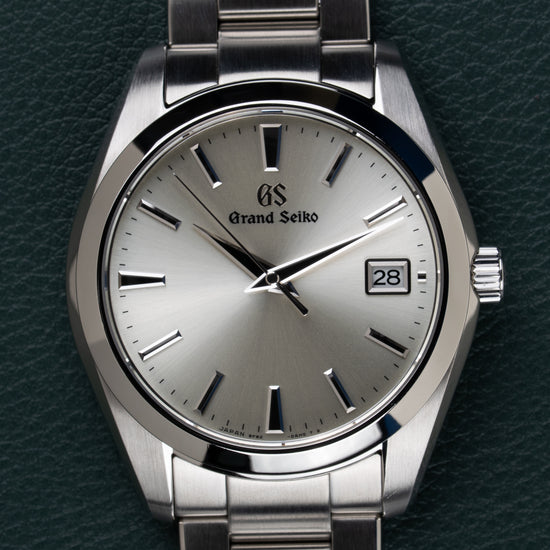 Grand Seiko Heritage Collection SBGV221 - Frontale close-up van de wijzerplaat met datumvenster op 3 uur en de kroon rechts